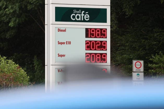 SHELL Tankstelle in Siegen am Nachmittag. Der aktuelle Preis fuer (für) Diesel liegt knapp unter 2 Euro. Super E10 und Super liegen dagegen ueber (über) 2 Euro. Tankstelle, Spritpreise am 08.07.2026 in Siegen Deutschland. *** SHELL gas station in Siegen in the afternoon. The current price for diesel is just under 2 euros, while Super E10 and Super are over 2 euros. Gas station, fuel prices on July 8, 2026, in Siegen, Germany