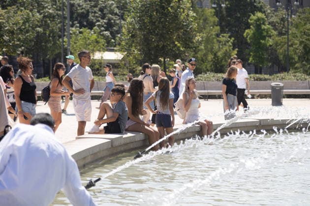 IPA86509298 - Milan, July 8, 2026, Piazza Castello, Largo Cairoli, Milan, July 8, 2026, Piazza Castello, Largo Cairoli, Summer heat wave with exceptionally high temperatures; in the city center, in front of the Sforza Castle, a tourist finds relief in the fountain while sunbathing  Copyright: xFrancescoxEnriquezx xFrancescoxEnriquezx 86509298