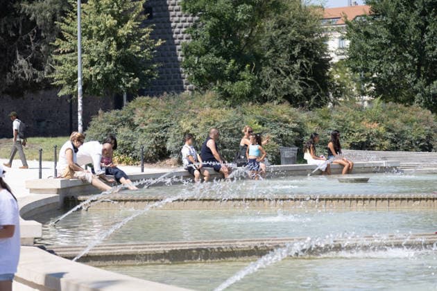 IPA86509338 - Milan, July 8, 2026, Piazza Castello, Largo Cairoli, Milan, July 8, 2026, Piazza Castello, Largo Cairoli, Summer heat wave with exceptionally high temperatures; in the city center, in front of the Sforza Castle, a tourist finds relief in the fountain while sunbathing  Copyright: xFrancescoxEnriquezx xFrancescoxEnriquezx 86509338