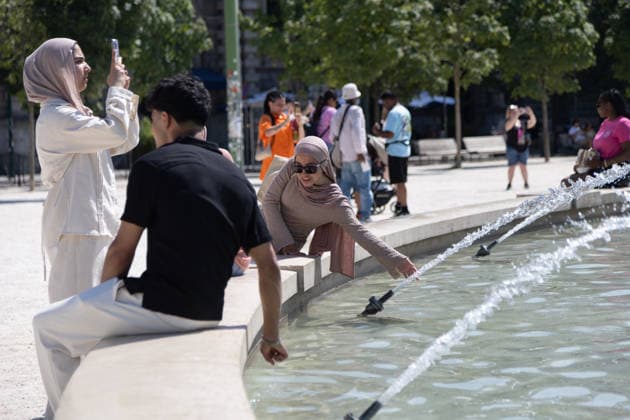 IPA86509528 - Milan, July 8, 2026, Piazza Castello, Largo Cairoli, Milan, July 8, 2026, Piazza Castello, Largo Cairoli, Summer heat wave with exceptionally high temperatures; in the city center, in front of the Sforza Castle, a tourist finds relief in the fountain while sunbathing  Copyright: xFrancescoxEnriquezx xFrancescoxEnriquezx 86509528