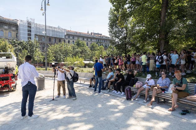 IPA86509566 - Milan, July 8, 2026, Piazza Castello, Largo Cairoli: Across from the Sforza Castle, tourists find relief from the heat in the shade  Copyright: xFrancescoxEnriquezx xFrancescoxEnriquezx 86509566