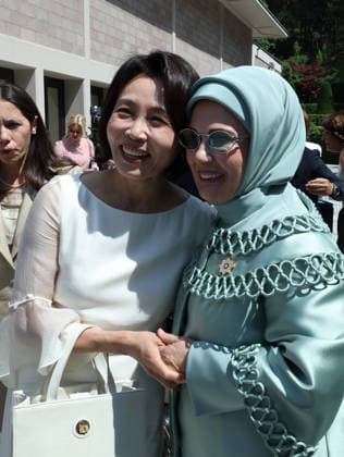 Turkish First Lady Emine Erdogan hosts spouses of leaders ANKARA, TURKIYE - JULY 8: (----EDITORIAL USE ONLY - MANDATORY CREDIT - TURKISH PRESIDENCY MUSTAFA KAMACI HANDOUT - NO MARKETING NO ADVERTISING CAMPAIGNS - DISTRIBUTED AS A SERVICE TO CLIENTS----) Turkish First Lady Emine Erdogan welcomes Kim Hea Kyung, wife of South Korean President Lee Jae Myung, upon her arrival at Cankaya Mansion as she hosts spouses of heads of state and government attending the 36th NATO Heads of State and Government Summit in Ankara, Turkiye, on July 8, 2026. Turkish Presidency Mustafa Kamaci Handout Anadolu Ankara Turkey. Editorial use only. Please get in touch for any other usage.  Copyright: x2026xAnadoluxTurkishxPresidencyx xMustafaxKamacix xHandoutx