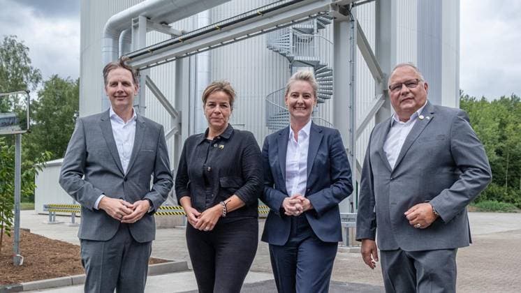Wärmespeicher der Steag Iqony Group auf Schalke in Gelsenkirchen ** NUR FÜR REDAKTIONELLE ZWECKE ** EDITORIAL USE ONLY **<p>v.l. Gundolf Schweppe CEO der Steag Iqony Group, NRW Wirtschaftsministerin Mona Neubaur, Andrea Henze Oberbürgermeisterin von Gelsenkirchen und Josef Hovenjürgen vor dem Speicher. Einweihung des Wärmespeichers Der Wärmespeicher der Steag Iqony Group auf Schalke geht in Betrieb. Diese XXL-Thermoskanne macht die Fernwärme an der Ruhr sicherer, flexibler und nachhaltiger am Mittwoch, 08. Juli 2026 in Gelsenkirchen.¨ Deutschland NRW Gelsenkirchen Copyright: ChristophxWojtyczka *** Steag Iqony Group’s thermal storage facility in Schalke, Gelsenkirchen ** FOR EDITORIAL PURPOSES ONLY ** EDITORIAL USE ONLY ** p v l G Copyright: ChristophxWojtyczka doc86mne0i3f5k27l2hnst ,EDITORIAL USE ONLY