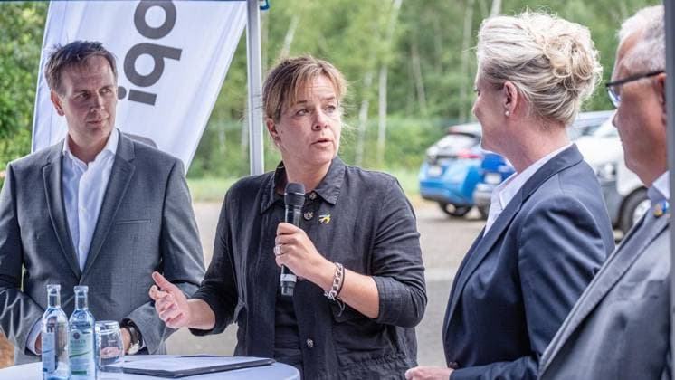 Wärmespeicher der Steag Iqony Group auf Schalke in Gelsenkirchen ** NUR FÜR REDAKTIONELLE ZWECKE ** EDITORIAL USE ONLY **<p>v.l. Gundolf Schweppe CEO der Steag Iqony Group, NRW Wirtschaftsministerin Mona Neubaur und Andrea Henze Oberbürgermeisterin von Gelsenkirchen vor dem Speicher. Einweihung des Wärmespeichers Der Wärmespeicher der Steag Iqony Group auf Schalke geht in Betrieb. Diese XXL-Thermoskanne macht die Fernwärme an der Ruhr sicherer, flexibler und nachhaltiger am Mittwoch, 08. Juli 2026 in Gelsenkirchen.¨ Deutschland NRW Gelsenkirchen Copyright: ChristophxWojtyczka *** Steag Iqony Group’s thermal storage facility in Schalke, Gelsenkirchen ** FOR EDITORIAL PURPOSES ONLY ** EDITORIAL USE ONLY ** p v l Gundolf Schweppe, CEO Copyright: ChristophxWojtyczka doc86mne3dlpjo41fnc158i ,EDITORIAL USE ONLY