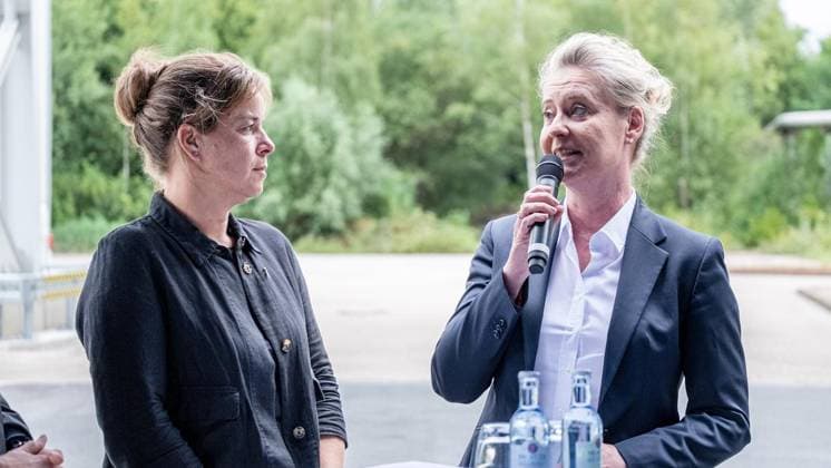 Wärmespeicher der Steag Iqony Group auf Schalke in Gelsenkirchen ** NUR FÜR REDAKTIONELLE ZWECKE ** EDITORIAL USE ONLY **<p>v.l. NRW Wirtschaftsministerin Mona Neubaur und Andrea Henze Oberbürgermeisterin von Gelsenkirchen vor dem Speicher. Einweihung des Wärmespeichers Der Wärmespeicher der Steag Iqony Group auf Schalke geht in Betrieb. Diese XXL-Thermoskanne macht die Fernwärme an der Ruhr sicherer, flexibler und nachhaltiger am Mittwoch, 08. Juli 2026 in Gelsenkirchen.¨ Deutschland NRW Gelsenkirchen Copyright: ChristophxWojtyczka *** Steag Iqony Group’s Heat Storage Facility in Schalke, Gelsenkirchen ** FOR EDITORIAL PURPOSES ONLY ** EDITORIAL USE ONLY ** p v l NRW Minister of Economic Affairs Mona Neubaur and Andrea Henze, Mayo Copyright: ChristophxWojtyczka doc86mne414hps172bwy158i ,EDITORIAL USE ONLY