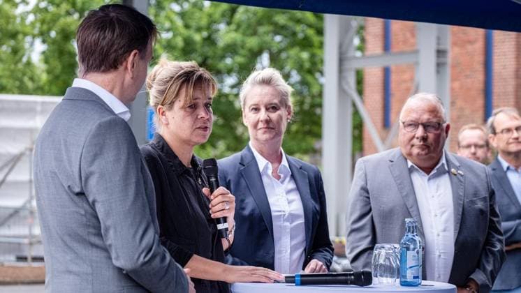 Wärmespeicher der Steag Iqony Group auf Schalke in Gelsenkirchen ** NUR FÜR REDAKTIONELLE ZWECKE ** EDITORIAL USE ONLY **<p>v.l. Gundolf Schweppe CEO der Steag Iqony Group, NRW Wirtschaftsministerin Mona Neubaur, Andrea Henze Oberbürgermeisterin von Gelsenkirchen und Josef Hovenjürgen vor dem Speicher. Einweihung des Wärmespeichers Der Wärmespeicher der Steag Iqony Group auf Schalke geht in Betrieb. Diese XXL-Thermoskanne macht die Fernwärme an der Ruhr sicherer, flexibler und nachhaltiger am Mittwoch, 08. Juli 2026 in Gelsenkirchen.¨ Deutschland NRW Gelsenkirchen Copyright: ChristophxWojtyczka *** Steag Iqony Group’s thermal storage facility in Schalke, Gelsenkirchen ** FOR EDITORIAL PURPOSES ONLY ** EDITORIAL USE ONLY ** p v l G Copyright: ChristophxWojtyczka doc86mne41cvxim6hrtcd6 ,EDITORIAL USE ONLY
