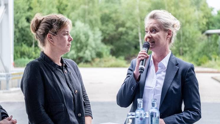 Wärmespeicher der Steag Iqony Group auf Schalke in Gelsenkirchen ** NUR FÜR REDAKTIONELLE ZWECKE ** EDITORIAL USE ONLY **<p>v.l. NRW Wirtschaftsministerin Mona Neubaur und Andrea Henze Oberbürgermeisterin von Gelsenkirchen vor dem Speicher. Einweihung des Wärmespeichers Der Wärmespeicher der Steag Iqony Group auf Schalke geht in Betrieb. Diese XXL-Thermoskanne macht die Fernwärme an der Ruhr sicherer, flexibler und nachhaltiger am Mittwoch, 08. Juli 2026 in Gelsenkirchen.¨ Deutschland NRW Gelsenkirchen Copyright: ChristophxWojtyczka *** Steag Iqony Group’s Heat Storage Facility in Schalke, Gelsenkirchen ** FOR EDITORIAL PURPOSES ONLY ** EDITORIAL USE ONLY ** p v l NRW Minister of Economic Affairs Mona Neubaur and Andrea Henze, Mayo Copyright: ChristophxWojtyczka doc86mne46b277lessg158i ,EDITORIAL USE ONLY