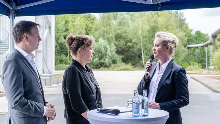 Wärmespeicher der Steag Iqony Group auf Schalke in Gelsenkirchen ** NUR FÜR REDAKTIONELLE ZWECKE ** EDITORIAL USE ONLY **<p>v.l. Gundolf Schweppe CEO der Steag Iqony Group, NRW Wirtschaftsministerin Mona Neubaur und Andrea Henze Oberbürgermeisterin von Gelsenkirchen vor dem Speicher. Einweihung des Wärmespeichers Der Wärmespeicher der Steag Iqony Group auf Schalke geht in Betrieb. Diese XXL-Thermoskanne macht die Fernwärme an der Ruhr sicherer, flexibler und nachhaltiger am Mittwoch, 08. Juli 2026 in Gelsenkirchen.¨ Deutschland NRW Gelsenkirchen Copyright: ChristophxWojtyczka *** Steag Iqony Group’s thermal storage facility in Schalke, Gelsenkirchen ** FOR EDITORIAL PURPOSES ONLY ** EDITORIAL USE ONLY ** p v l Gundolf Schweppe, CEO Copyright: ChristophxWojtyczka doc86mne12q98iv11jznte ,EDITORIAL USE ONLY