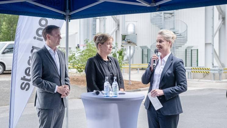 Wärmespeicher der Steag Iqony Group auf Schalke in Gelsenkirchen ** NUR FÜR REDAKTIONELLE ZWECKE ** EDITORIAL USE ONLY **<p>v.l. Gundolf Schweppe CEO der Steag Iqony Group, NRW Wirtschaftsministerin Mona Neubaur und Andrea Henze Oberbürgermeisterin von Gelsenkirchen vor dem Speicher. Einweihung des Wärmespeichers Der Wärmespeicher der Steag Iqony Group auf Schalke geht in Betrieb. Diese XXL-Thermoskanne macht die Fernwärme an der Ruhr sicherer, flexibler und nachhaltiger am Mittwoch, 08. Juli 2026 in Gelsenkirchen.¨ Deutschland NRW Gelsenkirchen Copyright: ChristophxWojtyczka *** Steag Iqony Group’s thermal storage facility in Schalke, Gelsenkirchen ** FOR EDITORIAL PURPOSES ONLY ** EDITORIAL USE ONLY ** p v l Gundolf Schweppe, CEO Copyright: ChristophxWojtyczka doc86mne170b1z9c4evnr5 ,EDITORIAL USE ONLY