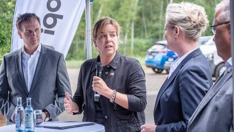 Wärmespeicher der Steag Iqony Group auf Schalke in Gelsenkirchen ** NUR FÜR REDAKTIONELLE ZWECKE ** EDITORIAL USE ONLY **<p>v.l. Gundolf Schweppe CEO der Steag Iqony Group, NRW Wirtschaftsministerin Mona Neubaur und Andrea Henze Oberbürgermeisterin von Gelsenkirchen vor dem Speicher. Einweihung des Wärmespeichers Der Wärmespeicher der Steag Iqony Group auf Schalke geht in Betrieb. Diese XXL-Thermoskanne macht die Fernwärme an der Ruhr sicherer, flexibler und nachhaltiger am Mittwoch, 08. Juli 2026 in Gelsenkirchen.¨ Deutschland NRW Gelsenkirchen Copyright: ChristophxWojtyczka *** Steag Iqony Group’s thermal storage facility in Schalke, Gelsenkirchen ** FOR EDITORIAL PURPOSES ONLY ** EDITORIAL USE ONLY ** p v l Gundolf Schweppe, CEO Copyright: ChristophxWojtyczka doc86mne39r1iv137utm158i ,EDITORIAL USE ONLY