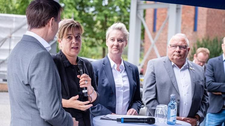 Wärmespeicher der Steag Iqony Group auf Schalke in Gelsenkirchen ** NUR FÜR REDAKTIONELLE ZWECKE ** EDITORIAL USE ONLY **<p>v.l. Gundolf Schweppe CEO der Steag Iqony Group, NRW Wirtschaftsministerin Mona Neubaur, Andrea Henze Oberbürgermeisterin von Gelsenkirchen und Josef Hovenjürgen vor dem Speicher. Einweihung des Wärmespeichers Der Wärmespeicher der Steag Iqony Group auf Schalke geht in Betrieb. Diese XXL-Thermoskanne macht die Fernwärme an der Ruhr sicherer, flexibler und nachhaltiger am Mittwoch, 08. Juli 2026 in Gelsenkirchen.¨ Deutschland NRW Gelsenkirchen Copyright: ChristophxWojtyczka *** Steag Iqony Group’s thermal storage facility in Schalke, Gelsenkirchen ** FOR EDITORIAL PURPOSES ONLY ** EDITORIAL USE ONLY ** p v l G Copyright: ChristophxWojtyczka doc86mne3l7oeh1hiuer158h ,EDITORIAL USE ONLY