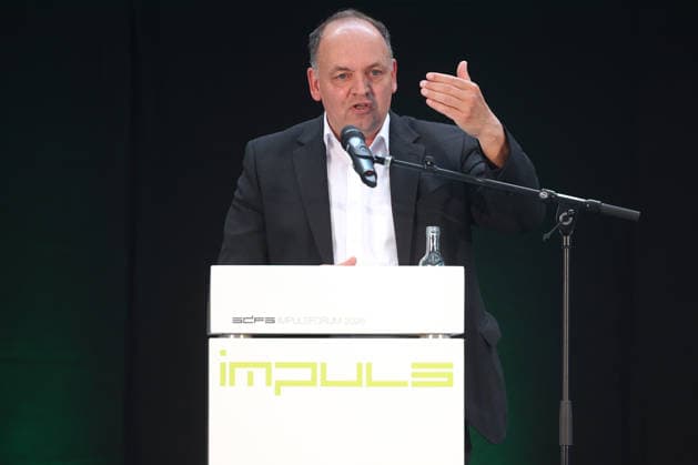 Firma Achenbach Buschhuetten (Buschhütten), Campus Buschhuetten (Buschhütten) Impulsforum. Staatssekretaer (Staatssekretär) im Ministerium für Umwelt, Naturschutz und Verkehr des Landes Nordrhein-Westfalen Viktor Haase Impulsforum am 08.07.2026 in Kreuztal Deutschland. *** Achenbach Buschhuetten Buschhütten Company, Buschhuetten Buschhütten Campus, Keynote Forum, Viktor Haase, State Secretary at the Ministry of the Environment, Nature Conservation, and Transportation of the State of North Rhine-Westphalia, Keynote Forum on July 8, 2026, in Kreuztal, Germany