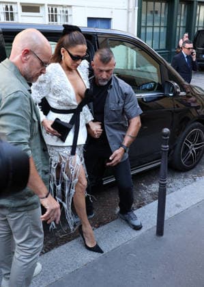 Jennifer Lopez arrives at the Zuhair Murad Haute Couture Fall Winter 2026–2027 show during Paris Fashion Week (PFW) at the Collège des Bernardins in Paris, France, on July 8, 2026. Denis Guignebourg, Bestimage. Jennifer Lopez arrives at the Zuhair Murad Haute Couture Fall Winter 2026–2027 show during Paris Fashion Week (PFW) at the Collège des Bernardins in Paris, France, on July 8, 2026. Paris, France  Copyright: xDenisxGuignebourgx xBestimagexDenisxGuignebourgx xBestimagex