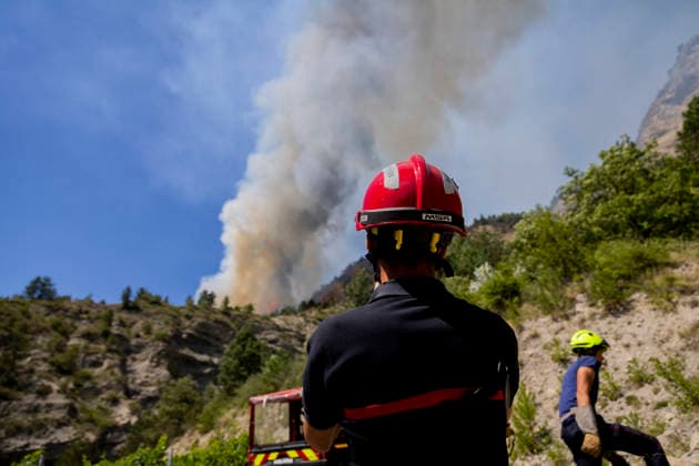 Wildfire Threatens Village Of Aurel - France A huge plume of smoke rises from the wildfire just above a team of firefighters monitoring its progress. A wildfire is currently burning in the Drome region, where it is dangerously approaching the village of Aurel. France, Drome, Aurel, July 8, 2026. Photo by Thibaut Durand ABACAPRESS.COM Aurel Auvergne-Rhone-Alpes France  Copyright: xDurandxThibaut ABACAx