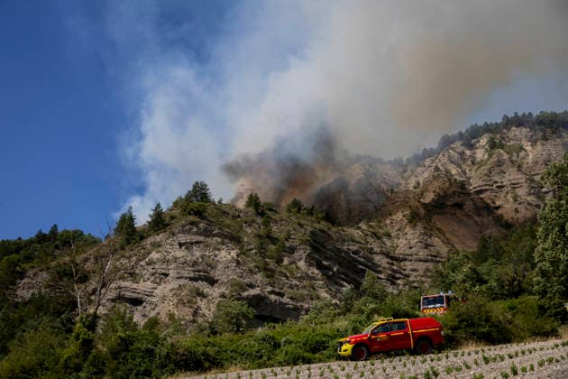 Wildfire Threatens Village Of Aurel - France Fire trucks are parked in fields, while thick smoke rises from the mountain due to the wildfire. A wildfire is currently burning in the Drome region, where it is dangerously approaching the village of Aurel. France, Drome, Aurel, July 8, 2026. Photo by Thibaut Durand ABACAPRESS.COM Aurel Auvergne-Rhone-Alpes France  Copyright: xDurandxThibaut ABACAx