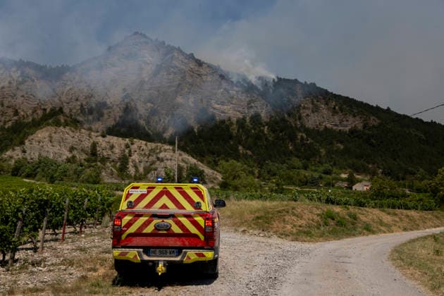 Wildfire Threatens Village Of Aurel - France Firefighters are leaving to secure an area in case of a fire jump from the cliff overlooking them. France, Drome, Aurel, July 8, 2026. A wildfire is currently burning in the Drome region, where it is dangerously approaching the village of Aurel. France, Drome, Aurel, July 8, 2026. Photo by Thibaut Durand ABACAPRESS.COM Aurel Auvergne-Rhone-Alpes France  Copyright: xDurandxThibaut ABACAx