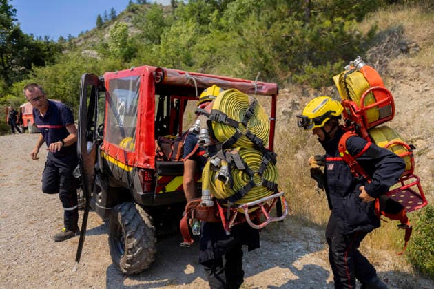 Wildfire Threatens Village Of Aurel - France Firefighters are leaving to secure an area in case of a fire jump from the cliff overlooking them. France, Drome, Aurel, July 8, 2026. A wildfire is currently burning in the Drome region, where it is dangerously approaching the village of Aurel. France, Drome, Aurel, July 8, 2026. Photo by Thibaut Durand ABACAPRESS.COM Aurel Auvergne-Rhone-Alpes France  Copyright: xDurandxThibaut ABACAx