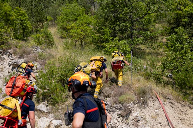 Wildfire Threatens Village Of Aurel - France Firefighters are leaving to secure an area in case of a fire jump from the cliff overlooking them. France, Drome, Aurel, July 8, 2026. A wildfire is currently burning in the Drome region, where it is dangerously approaching the village of Aurel. France, Drome, Aurel, July 8, 2026. Photo by Thibaut Durand ABACAPRESS.COM Aurel Auvergne-Rhone-Alpes France  Copyright: xDurandxThibaut ABACAx