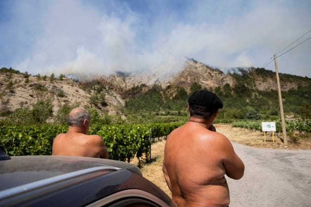 Wildfire Threatens Village Of Aurel - France Two villagers came to observe the progress of the wildfire. A wildfire is currently burning in the Drome region, where it is dangerously approaching the village of Aurel. France, Drome, Aurel, July 8, 2026. Photo by Thibaut Durand ABACAPRESS.COM Aurel Auvergne-Rhone-Alpes France  Copyright: xDurandxThibaut ABACAx