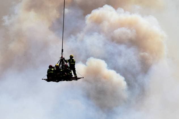 Firefighters in helicopters during the wildfire in the town of Die, in the Drôme department, which burned more than 2,500 hectares on Wednesday, July 8, 2026. The department is currently under an orange heat wave alert. Romain Doucelin, Bestimage, Die, France  Copyright: xRomainxDoucelinx xBestimagexRomainxDoucelinx xBestimagex