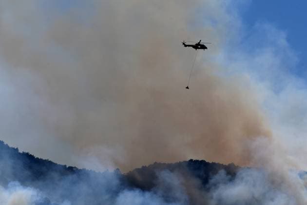 Firefighters in helicopters during the wildfire in the town of Die, in the Drôme department, which burned more than 2,500 hectares on Wednesday, July 8, 2026. The department is currently under an orange heat wave alert. Romain Doucelin, Bestimage, Die, France  Copyright: xRomainxDoucelinx xBestimagexRomainxDoucelinx xBestimagex