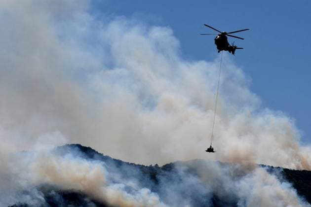 Firefighters in helicopters during the wildfire in the town of Die, in the Drôme department, which burned more than 2,500 hectares on Wednesday, July 8, 2026. The department is currently under an orange heat wave alert. Romain Doucelin, Bestimage, Die, France  Copyright: xRomainxDoucelinx xBestimagexRomainxDoucelinx xBestimagex