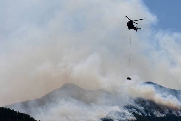 Firefighters in helicopters during the wildfire in the town of Die, in the Drôme department, which burned more than 2,500 hectares on Wednesday, July 8, 2026. The department is currently under an orange heat wave alert. Romain Doucelin, Bestimage, Die, France  Copyright: xRomainxDoucelinx xBestimagexRomainxDoucelinx xBestimagex