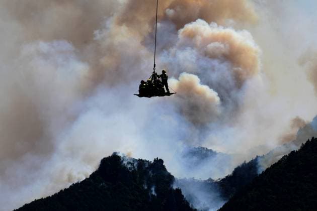 Firefighters in helicopters during the wildfire in the town of Die, in the Drôme department, which burned more than 2,500 hectares on Wednesday, July 8, 2026. The department is currently under an orange heat wave alert. Romain Doucelin, Bestimage, Die, France  Copyright: xRomainxDoucelinx xBestimagexRomainxDoucelinx xBestimagex
