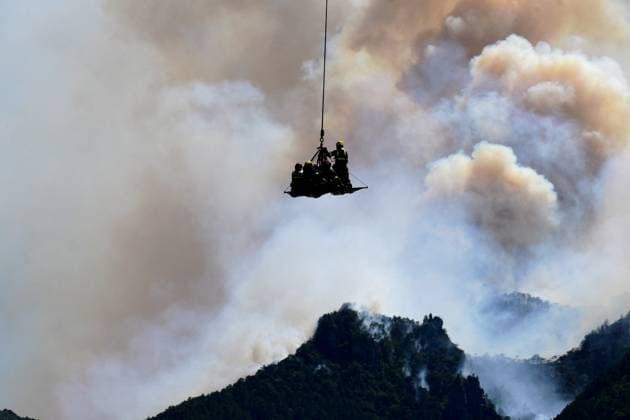 Firefighters in helicopters during the wildfire in the town of Die, in the Drôme department, which burned more than 2,500 hectares on Wednesday, July 8, 2026. The department is currently under an orange heat wave alert. Romain Doucelin, Bestimage, Die, France  Copyright: xRomainxDoucelinx xBestimagexRomainxDoucelinx xBestimagex