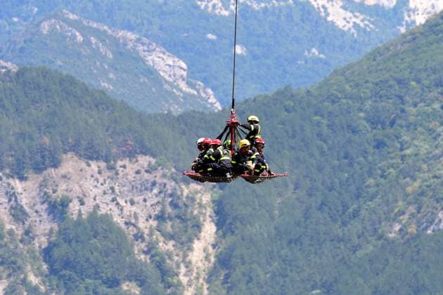 Firefighters in helicopters during the wildfire in the town of Die, in the Drôme department, which burned more than 2,500 hectares on Wednesday, July 8, 2026. The department is currently under an orange heat wave alert. Romain Doucelin, Bestimage, Die, France  Copyright: xRomainxDoucelinx xBestimagexRomainxDoucelinx xBestimagex