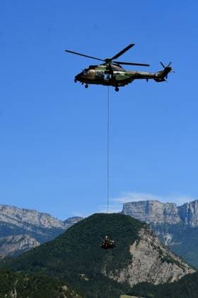 Firefighters in helicopters during the wildfire in the town of Die, in the Drôme department, which burned more than 2,500 hectares on Wednesday, July 8, 2026. The department is currently under an orange heat wave alert. Romain Doucelin, Bestimage, Die, France  Copyright: xRomainxDoucelinx xBestimagexRomainxDoucelinx xBestimagex