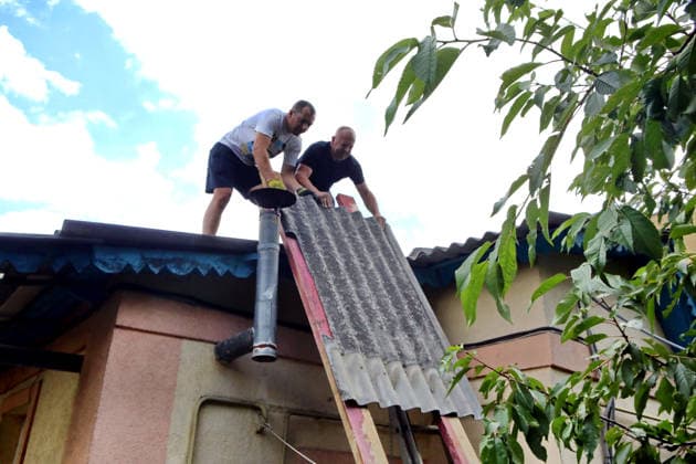 RECORD DATE NOT STATED Men remove roofing slate from the roof of a house damaged in the overnight Russian attack of July 6, Vyshneve, Kyiv region, Ukraine, on July 7, 2026. Russian forces launched a massive attack on Kyiv and the surrounding region using various types of missiles and attack drones. According to the State Emergency Service of Ukraine, seven people were killed in Vyshneve. Residential development on five streets was completely destroyed, while warehouses and businesses sustained damage. More than 600 local residents were evacuated because of the risk posed by unexploded ordnance (Photo by Volodymyr Tarasov Ukrinform) Aftermath of Russian attack and secondary explosions cleared in Vyshneve  Copyright: xVolodymyrxTarasovx