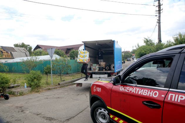 RECORD DATE NOT STATED A man carries boxes of food at the site of recovery operations following a combined Russian attack and secondary explosions of explosive ordnance, Vyshneve, Kyiv region, Ukraine, on July 7, 2026. During the night of July 6, Russian forces launched a massive attack on Kyiv and the surrounding region using various types of missiles and attack drones. According to the State Emergency Service of Ukraine, seven people were killed in Vyshneve. Residential development on five streets was completely destroyed, while warehouses and businesses sustained damage. More than 600 local residents were evacuated because of the risk posed by unexploded ordnance (Photo by Volodymyr Tarasov Ukrinform) Aftermath of Russian attack and secondary explosions cleare  Copyright: xVolodymyrxTarasovx