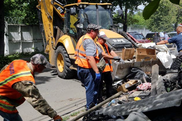 RECORD DATE NOT STATED Municipal workers load debris and building rubble into an excavator bucket during recovery operations following a combined Russian attack and secondary explosions of explosive ordnance, Vyshneve, Kyiv region, Ukraine, on July 7, 2026. During the night of July 6, Russian forces launched a massive attack on Kyiv and the surrounding region using various types of missiles and attack drones. According to the State Emergency Service of Ukraine, seven people were killed in Vyshneve. Residential development on five streets was completely destroyed, while warehouses and businesses sustained damage. More than 600 local residents were evacuated because of the risk posed by unexploded ordnance (Photo by Volodymyr Tarasov Ukrinform) Aftermath of Russian  Copyright: xVolodymyrxTarasovx