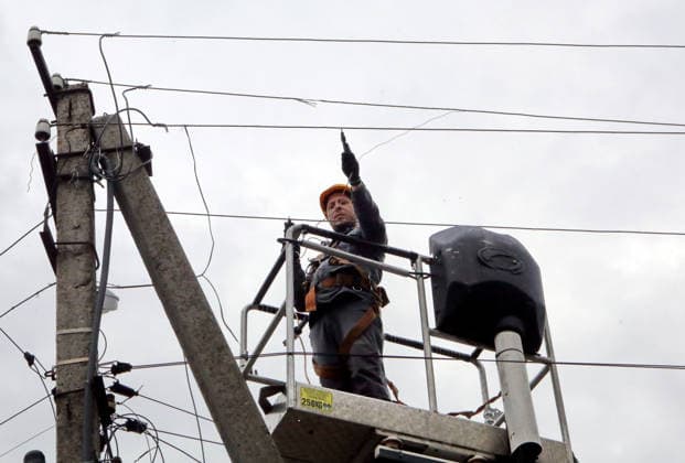 RECORD DATE NOT STATED An electrical technician repairs power lines damaged in the overnight Russian attack on Vyshneve, Kyiv region, Ukraine, on July 7, 2026. Russian forces launched a massive attack on Kyiv and the surrounding region during the night of July 6 using various types of missiles and attack drones. According to the State Emergency Service of Ukraine, seven people were killed in Vyshneve. Residential development on five streets was completely destroyed, while warehouses and businesses sustained damage. More than 600 local residents were evacuated because of the risk posed by unexploded ordnance (Photo by Volodymyr Tarasov Ukrinform) Aftermath of Russian attack and secondary explosions cleared in Vyshneve  Copyright: xVolodymyrxTarasovx
