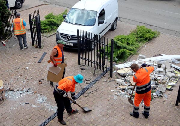 RECORD DATE NOT STATED Aftermath Of Russian Attack In Vyshneve - Ukraine Municipal workers clear debris and rubble following the overnight Russian attack of July 6, Vyshneve, Kyiv region, Ukraine, on July 7, 2026. Russian forces launched a massive attack on Kyiv and the surrounding region using various types of missiles and attack drones. According to the State Emergency Service of Ukraine, seven people were killed in Vyshneve. Residential development on five streets was completely destroyed, while warehouses and businesses sustained damage. More than 600 local residents were evacuated because of the risk posed by unexploded ordnance Photo by Volodymyr Tarasov Ukrinform ABACAPRESS.COM Kyiv region Ukraine  Copyright: xTarasovxVolodymyr Ukrinform ABACAx