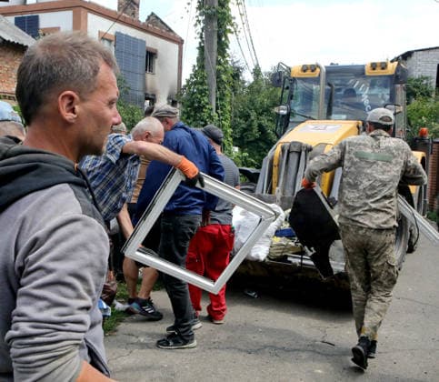 RECORD DATE NOT STATED Aftermath Of Russian Attack In Vyshneve - Ukraine Men clear debris and building rubble following the overnight Russian attack of July 6, Vyshneve, Kyiv region, Ukraine, on July 7, 2026. Russian forces launched a massive attack on Kyiv and the surrounding region using various types of missiles and attack drones. According to the State Emergency Service of Ukraine, seven people were killed in Vyshneve. Residential development on five streets was completely destroyed, while warehouses and businesses sustained damage. More than 600 local residents were evacuated because of the risk posed by unexploded ordnance Photo by Volodymyr Tarasov Ukrinform ABACAPRESS.COM Kyiv region Ukraine  Copyright: xTarasovxVolodymyr Ukrinform ABACAx
