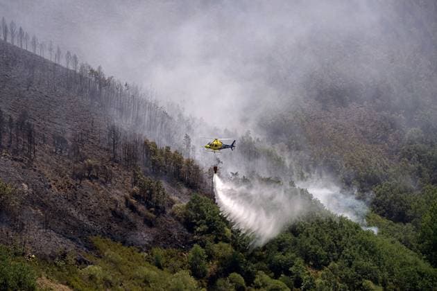 Wildfire burns pine forest in Spain’s Leon LEON, SPAIN - JULY 08: A helicopter drops water over a wildfire that broke out the previous day in Espina de Tremor, reached level 1 on the Potential Severity Index (IGR-1) and threatened more than 30 hectares of forested land in Leon, Spain, on July 8, 2026. Samuel de Roman Anadolu Leon Spain. Editorial use only. Please get in touch for any other usage.  Copyright: x2026xAnadoluxSamuelxdexRomanx