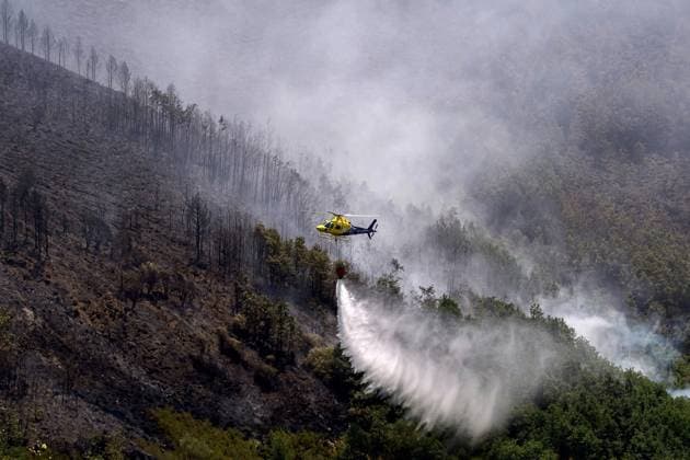 Wildfire burns pine forest in Spain’s Leon LEON, SPAIN - JULY 08: A helicopter drops water over a wildfire that broke out the previous day in Espina de Tremor, reached level 1 on the Potential Severity Index (IGR-1) and threatened more than 30 hectares of forested land in Leon, Spain, on July 8, 2026. Samuel de Roman Anadolu Leon Spain. Editorial use only. Please get in touch for any other usage.  Copyright: x2026xAnadoluxSamuelxdexRomanx