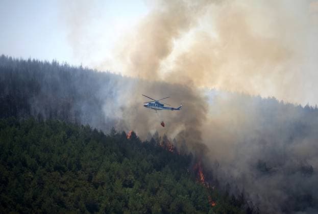 Wildfire burns pine forest in Spain’s Leon LEON, SPAIN - JULY 08: A helicopter drops water over a wildfire that broke out the previous day in Espina de Tremor, reached level 1 on the Potential Severity Index (IGR-1) and threatened more than 30 hectares of forested land in Leon, Spain, on July 8, 2026. Samuel de Roman Anadolu Leon Spain. Editorial use only. Please get in touch for any other usage.  Copyright: x2026xAnadoluxSamuelxdexRomanx