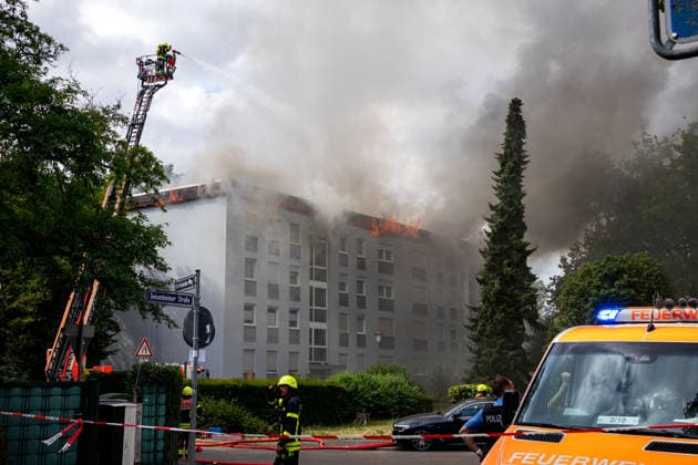 Wohnungsbrand greift auf Dachstuhl über Dach auf 60 mal 10 Metern in Vollbrand Am 08.07.2026 kam es in Frankfurt-Schwanheim gegen 15:50 Uhr zu einem Wohnungsbrand im dritten Obergeschoss eines Mehrfamilienhauses, der noch vor Eintreffen der Feuerwehr auf den Dachstuhl übergriff. Die Berufsfeuerwehr und die Freiwillige Feuerwehr Frankfurt bekämpften den Dachbrand auf einer Fläche von 60 mal 10 Metern mit acht Rohren vom Boden sowie über vier Drehleitern. Aufgrund der Thermik zog der Rauch nicht ab, sondern breitete sich über umliegende Straßen aus, weshalb die Polizei per Lautsprecher zum Schließen von Fenstern und Türen aufrief und zusätzlich über Medien gewarnt wurde. Die Brandwohnung brannte komplett aus und ist nicht mehr