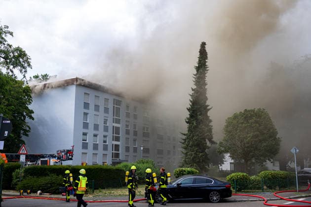 Wohnungsbrand greift auf Dachstuhl über Dach auf 60 mal 10 Metern in Vollbrand Am 08.07.2026 kam es in Frankfurt-Schwanheim gegen 15:50 Uhr zu einem Wohnungsbrand im dritten Obergeschoss eines Mehrfamilienhauses, der noch vor Eintreffen der Feuerwehr auf den Dachstuhl übergriff. Die Berufsfeuerwehr und die Freiwillige Feuerwehr Frankfurt bekämpften den Dachbrand auf einer Fläche von 60 mal 10 Metern mit acht Rohren vom Boden sowie über vier Drehleitern. Aufgrund der Thermik zog der Rauch nicht ab, sondern breitete sich über umliegende Straßen aus, weshalb die Polizei per Lautsprecher zum Schließen von Fenstern und Türen aufrief und zusätzlich über Medien gewarnt wurde. Die Brandwohnung brannte komplett aus und ist nicht mehr