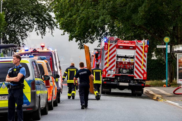 Wohnungsbrand greift auf Dachstuhl über Dach auf 60 mal 10 Metern in Vollbrand Am 08.07.2026 kam es in Frankfurt-Schwanheim gegen 15:50 Uhr zu einem Wohnungsbrand im dritten Obergeschoss eines Mehrfamilienhauses, der noch vor Eintreffen der Feuerwehr auf den Dachstuhl übergriff. Die Berufsfeuerwehr und die Freiwillige Feuerwehr Frankfurt bekämpften den Dachbrand auf einer Fläche von 60 mal 10 Metern mit acht Rohren vom Boden sowie über vier Drehleitern. Aufgrund der Thermik zog der Rauch nicht ab, sondern breitete sich über umliegende Straßen aus, weshalb die Polizei per Lautsprecher zum Schließen von Fenstern und Türen aufrief und zusätzlich über Medien gewarnt wurde. Die Brandwohnung brannte komplett aus und ist nicht mehr