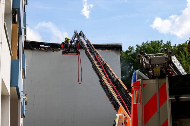 Wohnungsbrand greift auf Dachstuhl über Dach auf 60 mal 10 Metern in Vollbrand Am 08.07.2026 kam es in Frankfurt-Schwanheim gegen 15:50 Uhr zu einem Wohnungsbrand im dritten Obergeschoss eines Mehrfamilienhauses, der noch vor Eintreffen der Feuerwehr auf den Dachstuhl übergriff. Die Berufsfeuerwehr und die Freiwillige Feuerwehr Frankfurt bekämpften den Dachbrand auf einer Fläche von 60 mal 10 Metern mit acht Rohren vom Boden sowie über vier Drehleitern. Aufgrund der Thermik zog der Rauch nicht ab, sondern breitete sich über umliegende Straßen aus, weshalb die Polizei per Lautsprecher zum Schließen von Fenstern und Türen aufrief und zusätzlich über Medien gewarnt wurde. Die Brandwohnung brannte komplett aus und ist nicht mehr