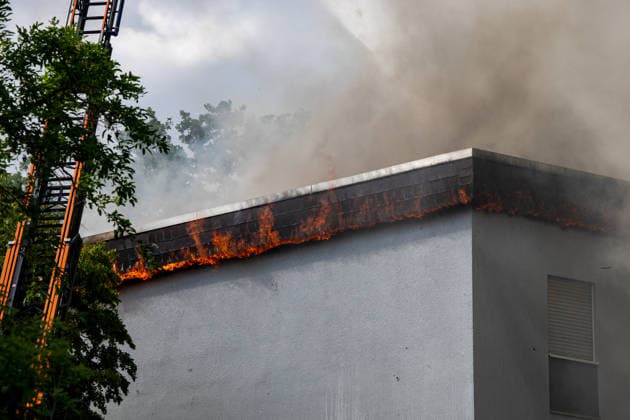 Wohnungsbrand greift auf Dachstuhl über Dach auf 60 mal 10 Metern in Vollbrand Am 08.07.2026 kam es in Frankfurt-Schwanheim gegen 15:50 Uhr zu einem Wohnungsbrand im dritten Obergeschoss eines Mehrfamilienhauses, der noch vor Eintreffen der Feuerwehr auf den Dachstuhl übergriff. Die Berufsfeuerwehr und die Freiwillige Feuerwehr Frankfurt bekämpften den Dachbrand auf einer Fläche von 60 mal 10 Metern mit acht Rohren vom Boden sowie über vier Drehleitern. Aufgrund der Thermik zog der Rauch nicht ab, sondern breitete sich über umliegende Straßen aus, weshalb die Polizei per Lautsprecher zum Schließen von Fenstern und Türen aufrief und zusätzlich über Medien gewarnt wurde. Die Brandwohnung brannte komplett aus und ist nicht mehr