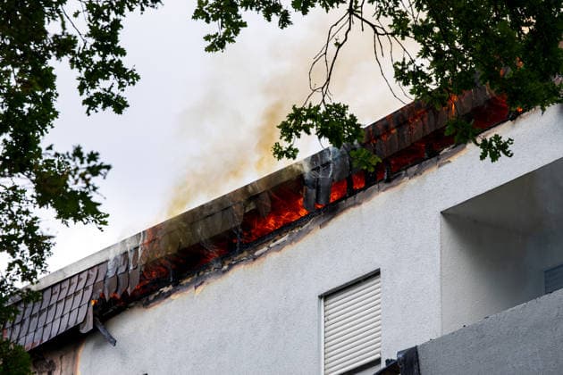 Wohnungsbrand greift auf Dachstuhl über Dach auf 60 mal 10 Metern in Vollbrand Am 08.07.2026 kam es in Frankfurt-Schwanheim gegen 15:50 Uhr zu einem Wohnungsbrand im dritten Obergeschoss eines Mehrfamilienhauses, der noch vor Eintreffen der Feuerwehr auf den Dachstuhl übergriff. Die Berufsfeuerwehr und die Freiwillige Feuerwehr Frankfurt bekämpften den Dachbrand auf einer Fläche von 60 mal 10 Metern mit acht Rohren vom Boden sowie über vier Drehleitern. Aufgrund der Thermik zog der Rauch nicht ab, sondern breitete sich über umliegende Straßen aus, weshalb die Polizei per Lautsprecher zum Schließen von Fenstern und Türen aufrief und zusätzlich über Medien gewarnt wurde. Die Brandwohnung brannte komplett aus und ist nicht mehr
