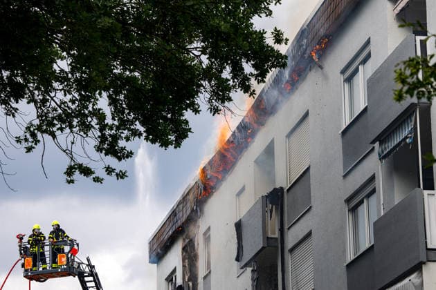 Wohnungsbrand greift auf Dachstuhl über Dach auf 60 mal 10 Metern in Vollbrand Am 08.07.2026 kam es in Frankfurt-Schwanheim gegen 15:50 Uhr zu einem Wohnungsbrand im dritten Obergeschoss eines Mehrfamilienhauses, der noch vor Eintreffen der Feuerwehr auf den Dachstuhl übergriff. Die Berufsfeuerwehr und die Freiwillige Feuerwehr Frankfurt bekämpften den Dachbrand auf einer Fläche von 60 mal 10 Metern mit acht Rohren vom Boden sowie über vier Drehleitern. Aufgrund der Thermik zog der Rauch nicht ab, sondern breitete sich über umliegende Straßen aus, weshalb die Polizei per Lautsprecher zum Schließen von Fenstern und Türen aufrief und zusätzlich über Medien gewarnt wurde. Die Brandwohnung brannte komplett aus und ist nicht mehr