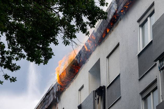 Wohnungsbrand greift auf Dachstuhl über Dach auf 60 mal 10 Metern in Vollbrand Am 08.07.2026 kam es in Frankfurt-Schwanheim gegen 15:50 Uhr zu einem Wohnungsbrand im dritten Obergeschoss eines Mehrfamilienhauses, der noch vor Eintreffen der Feuerwehr auf den Dachstuhl übergriff. Die Berufsfeuerwehr und die Freiwillige Feuerwehr Frankfurt bekämpften den Dachbrand auf einer Fläche von 60 mal 10 Metern mit acht Rohren vom Boden sowie über vier Drehleitern. Aufgrund der Thermik zog der Rauch nicht ab, sondern breitete sich über umliegende Straßen aus, weshalb die Polizei per Lautsprecher zum Schließen von Fenstern und Türen aufrief und zusätzlich über Medien gewarnt wurde. Die Brandwohnung brannte komplett aus und ist nicht mehr