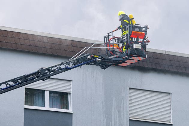 Wohnungsbrand greift auf Dachstuhl über Dach auf 60 mal 10 Metern in Vollbrand Am 08.07.2026 kam es in Frankfurt-Schwanheim gegen 15:50 Uhr zu einem Wohnungsbrand im dritten Obergeschoss eines Mehrfamilienhauses, der noch vor Eintreffen der Feuerwehr auf den Dachstuhl übergriff. Die Berufsfeuerwehr und die Freiwillige Feuerwehr Frankfurt bekämpften den Dachbrand auf einer Fläche von 60 mal 10 Metern mit acht Rohren vom Boden sowie über vier Drehleitern. Aufgrund der Thermik zog der Rauch nicht ab, sondern breitete sich über umliegende Straßen aus, weshalb die Polizei per Lautsprecher zum Schließen von Fenstern und Türen aufrief und zusätzlich über Medien gewarnt wurde. Die Brandwohnung brannte komplett aus und ist nicht mehr