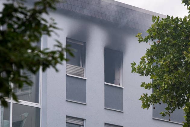 Wohnungsbrand greift auf Dachstuhl über Dach auf 60 mal 10 Metern in Vollbrand Am 08.07.2026 kam es in Frankfurt-Schwanheim gegen 15:50 Uhr zu einem Wohnungsbrand im dritten Obergeschoss eines Mehrfamilienhauses, der noch vor Eintreffen der Feuerwehr auf den Dachstuhl übergriff. Die Berufsfeuerwehr und die Freiwillige Feuerwehr Frankfurt bekämpften den Dachbrand auf einer Fläche von 60 mal 10 Metern mit acht Rohren vom Boden sowie über vier Drehleitern. Aufgrund der Thermik zog der Rauch nicht ab, sondern breitete sich über umliegende Straßen aus, weshalb die Polizei per Lautsprecher zum Schließen von Fenstern und Türen aufrief und zusätzlich über Medien gewarnt wurde. Die Brandwohnung brannte komplett aus und ist nicht mehr